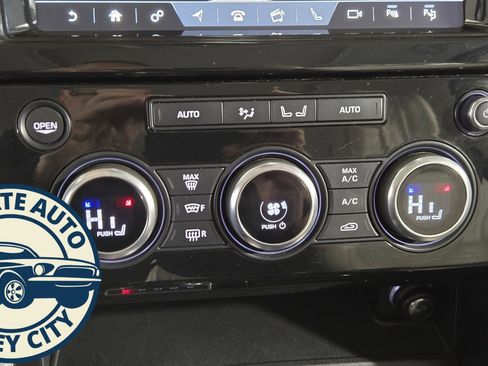 Used 2019 Land Rover Discovery HSE Luxury image 18