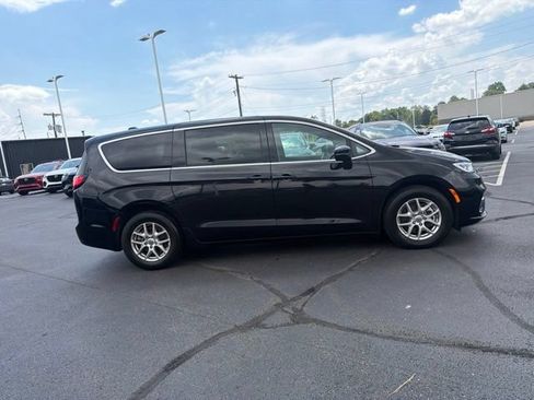 Used 2025 Chrysler Pacifica Select FWD image 5