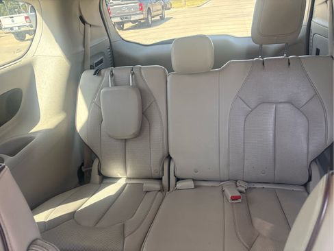 Used 2017 Chrysler Pacifica Limited w/ Advanced Safetytec Group FWD image 13