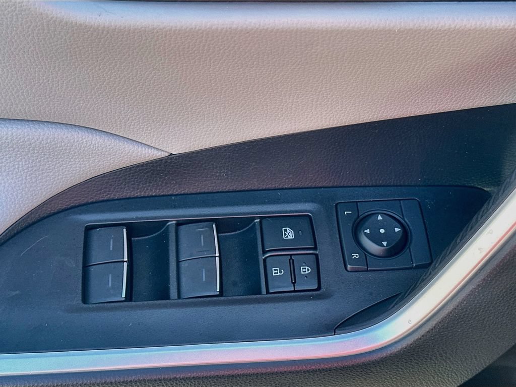 Used 2022 Toyota RAV4 XLE w/ Convenience Package FWD image 17
