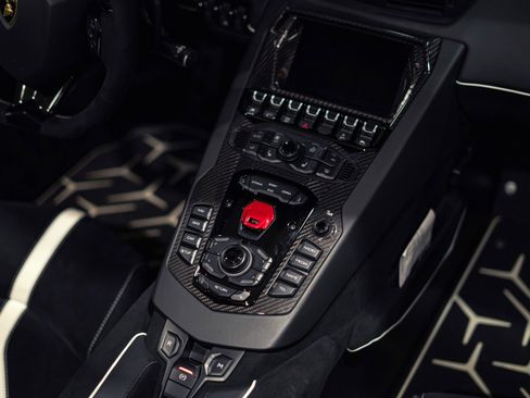Used 2020 Lamborghini Aventador SVJ AWD/4WD image 16