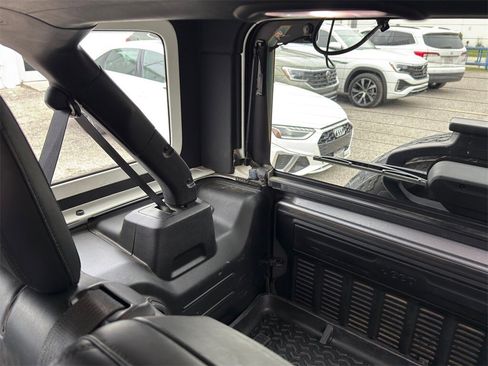 Used 2018 Jeep Wrangler Unlimited Sahara image 33