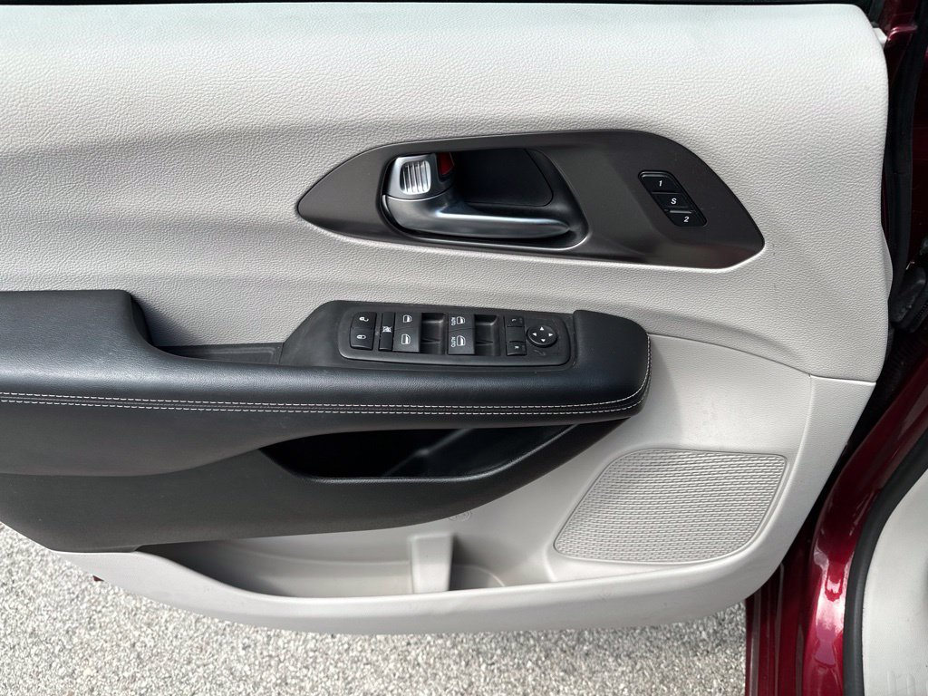 Used 2023 Chrysler Pacifica Touring-L AWD/4WD image 23