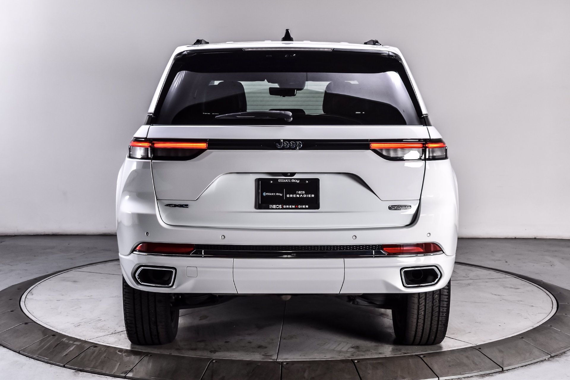 Used 2023 Jeep Grand Cherokee Overland w/ Luxury Tech Group IV AWD/4WD image 5