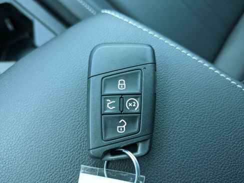 Certified 2023 Volkswagen Tiguan SE FWD image 32