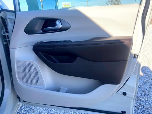 Used 2019 Chrysler Pacifica Touring-L Plus w/ Advanced Safetytec Group image 17