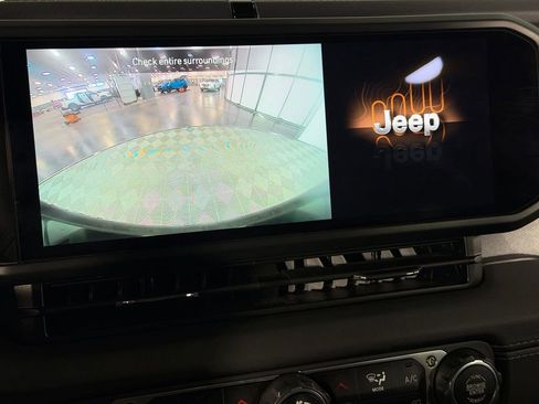 Used 2025 Jeep Wrangler Unlimited Sahara AWD/4WD image 20