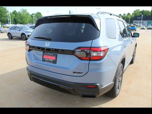 New 2026 Honda Pilot Sport image 4