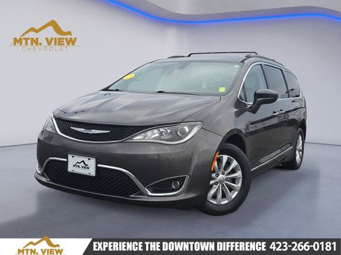 Used 2017 Chrysler Pacifica Touring-L image 1
