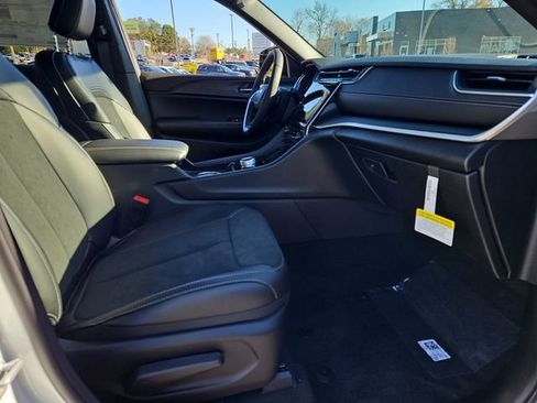 New 2025 Jeep Grand Cherokee Altitude image 27