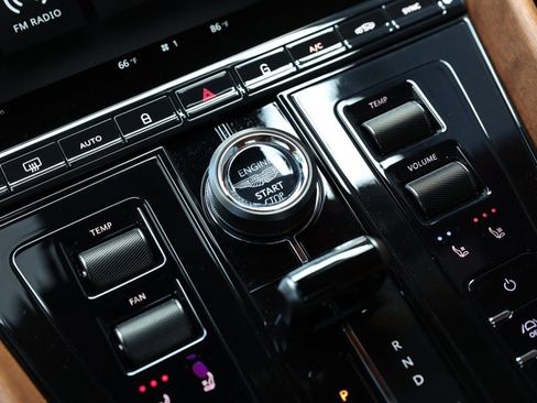 Used 2024 Aston Martin DB12 Convertible image 39