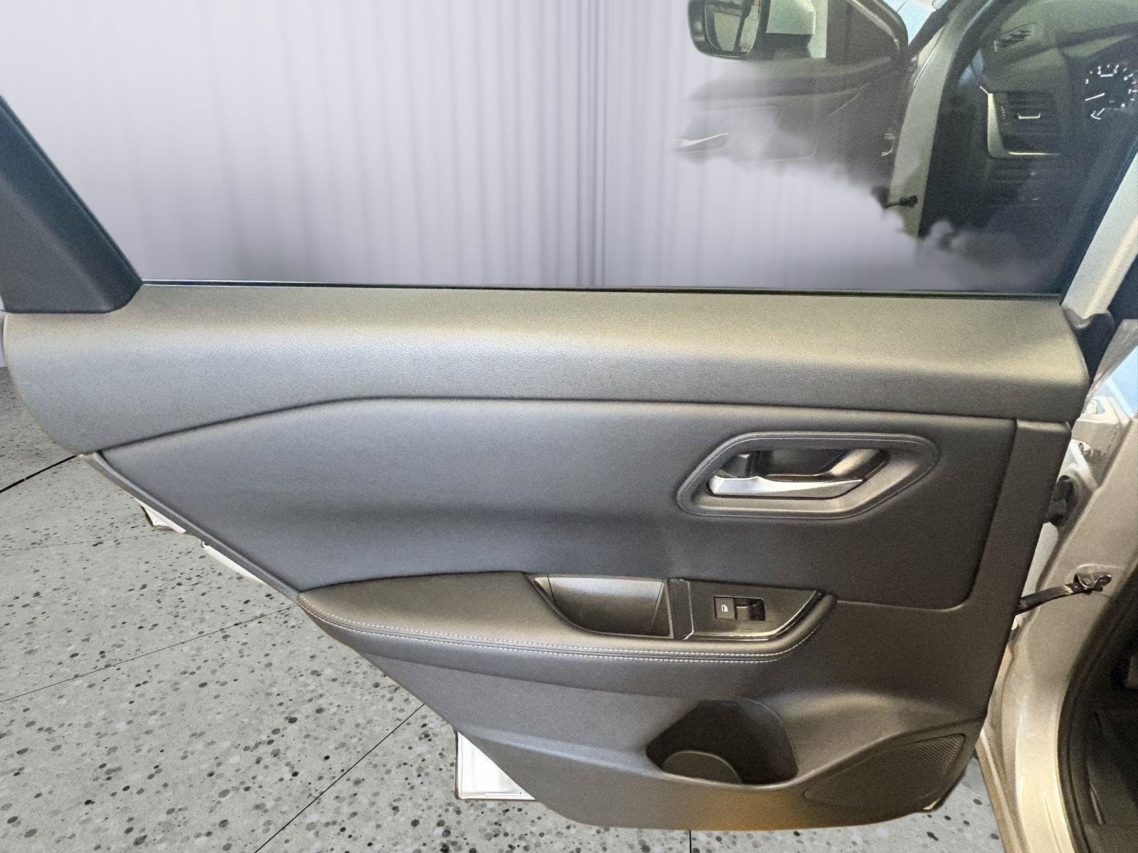 Used 2024 Nissan Rogue SV AWD/4WD image 21