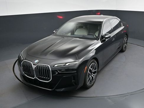 Used 2023 BMW 740i image 31