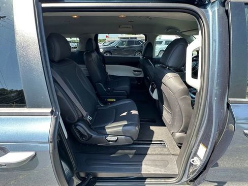 Used 2024 Kia Carnival EX FWD image 17