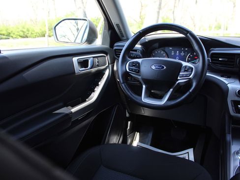 Used 2023 Ford Explorer XLT image 9