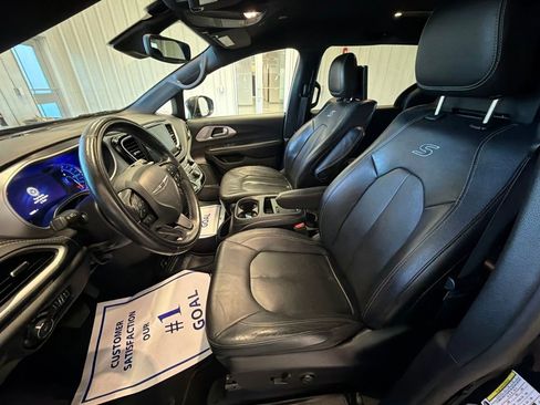 Used 2022 Chrysler Pacifica Touring-L w/ Uconnect Theater Family Group FWD image 18