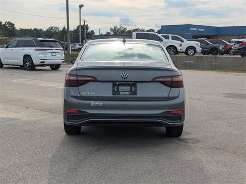 Used 2024 Volkswagen Jetta SE image 4