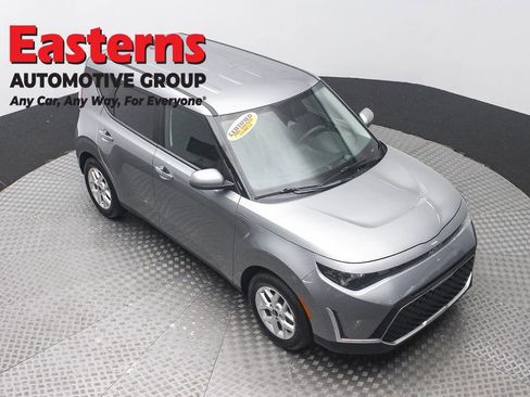 Used 2025 Kia Soul LX w/ LX Technology Package FWD image 3