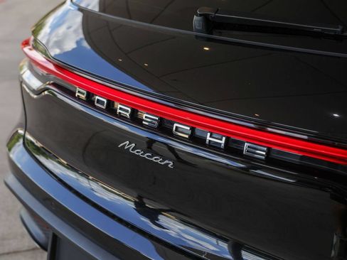 Certified 2023 Porsche Macan AWD/4WD image 13