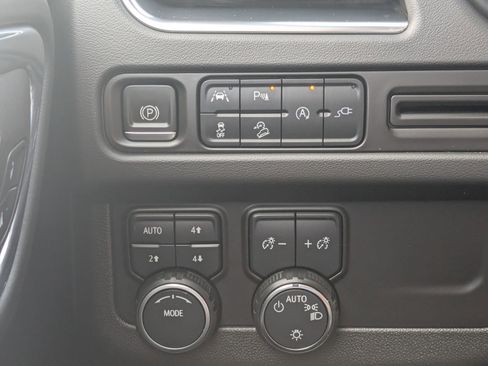 Used 2022 Chevrolet Suburban Z71 image 21