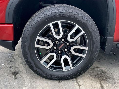 Used 2025 GMC Sierra 1500 AT4 w/ Technology Package AWD/4WD image 9