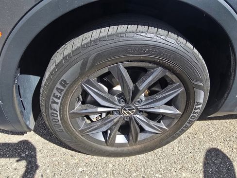 Used 2022 Volkswagen Tiguan SE w/ Panoramic Sunroof Package image 16