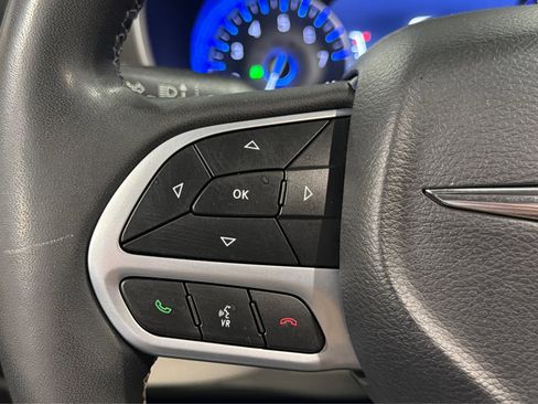 Used 2023 Chrysler Pacifica Touring-L image 24