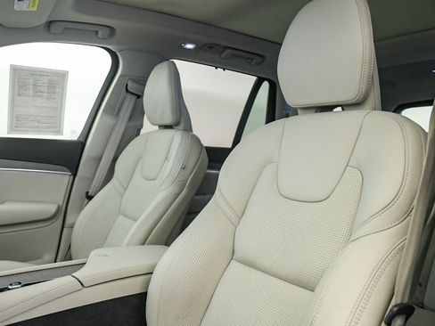 Certified 2025 Volvo XC90 T8 Ultra w/ Protection Package Premier AWD/4WD image 18