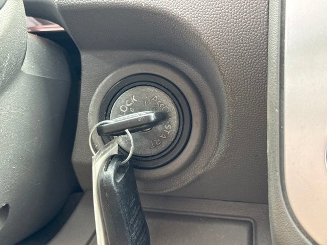 Used 2014 Nissan Frontier SV RWD image 32