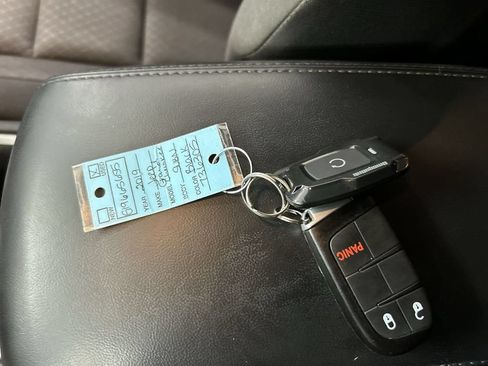 Used 2019 Jeep Grand Cherokee Laredo AWD/4WD image 12
