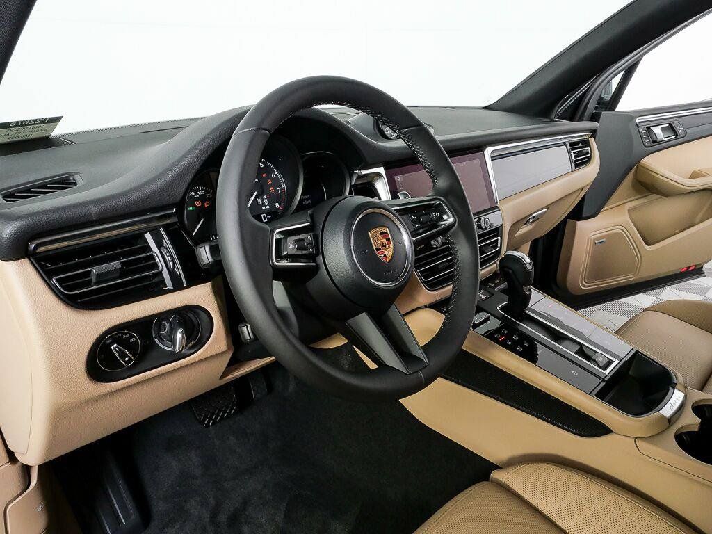 Certified 2026 Porsche Macan AWD/4WD image 4