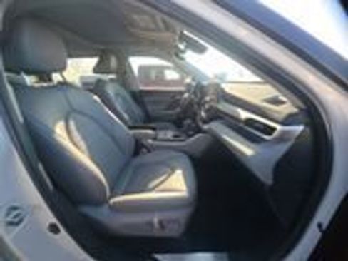 Used 2023 Toyota Highlander XLE FWD image 8
