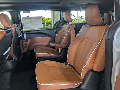 New 2026 Chrysler Pacifica Pinnacle image 15