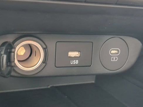Used 2025 Hyundai Elantra Limited FWD image 21