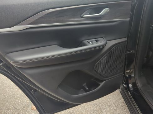 Used 2024 Jeep Grand Cherokee Limited image 27