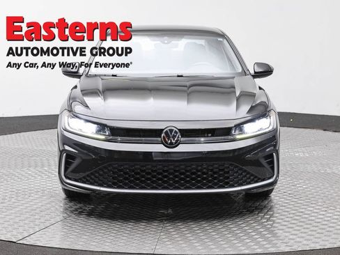 Used 2025 Volkswagen Jetta SE FWD image 2
