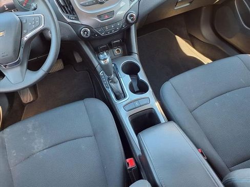 Used 2018 Chevrolet Cruze LT w/ Convenience Package image 10