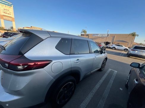 Used 2024 Nissan Rogue SV FWD image 8