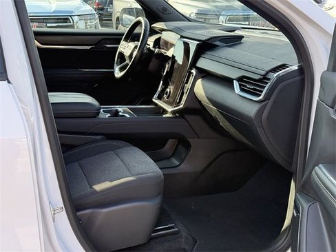 Used 2025 GMC Acadia Elevation image 17