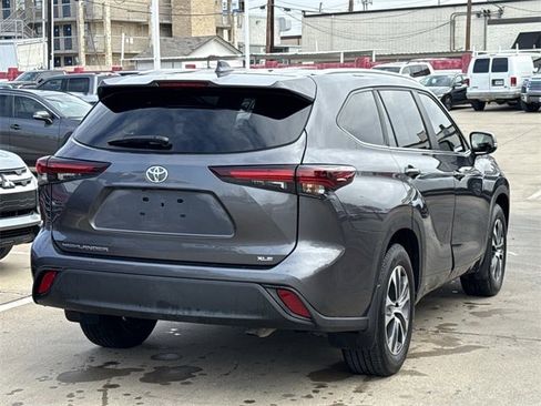 Used 2024 Toyota Highlander XLE image 4