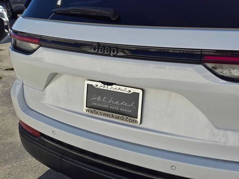 Used 2024 Jeep Grand Cherokee Altitude RWD image 13