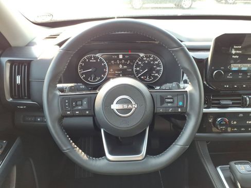 Used 2025 Nissan Pathfinder SL AWD/4WD image 12