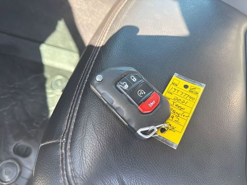 Used 2021 Jeep Wrangler Unlimited Rubicon image 36