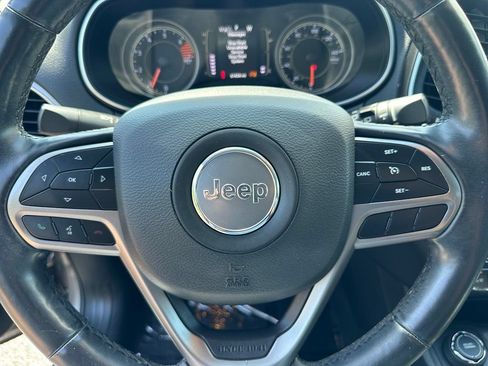Used 2020 Jeep Cherokee Latitude Plus w/ Comfort/Convenience Group AWD/4WD image 25