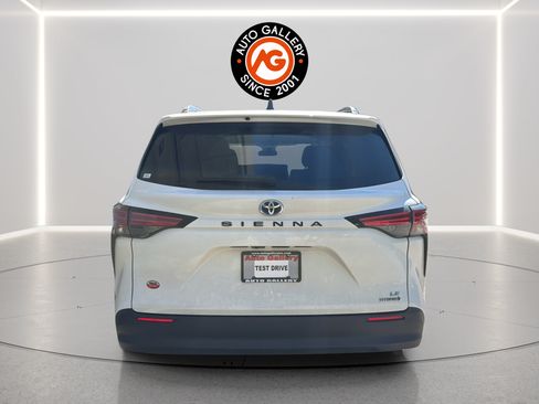 Used 2021 Toyota Sienna LE FWD image 6