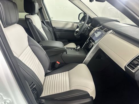 Certified 2025 Land Rover Discovery Dynamic SE AWD/4WD image 16
