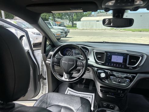 Used 2018 Chrysler Pacifica Touring-L Plus FWD image 16