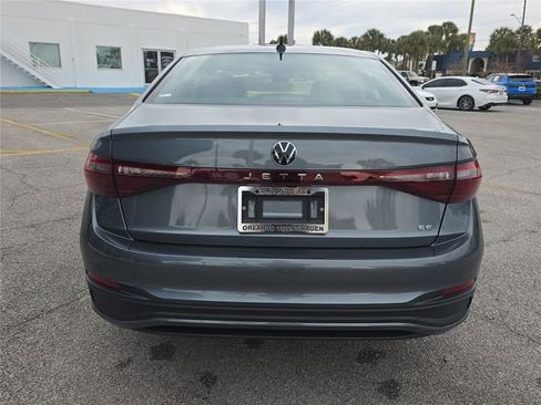 Used 2025 Volkswagen Jetta SE w/ Sunroof Package image 4