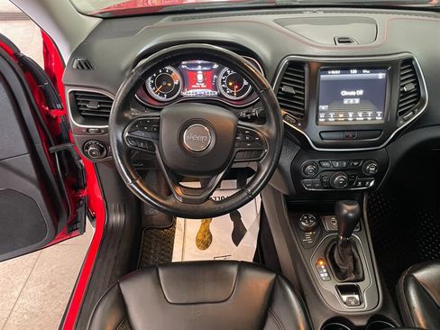 Used 2019 Jeep Cherokee Trailhawk w/ Cold Weather Group AWD/4WD image 8