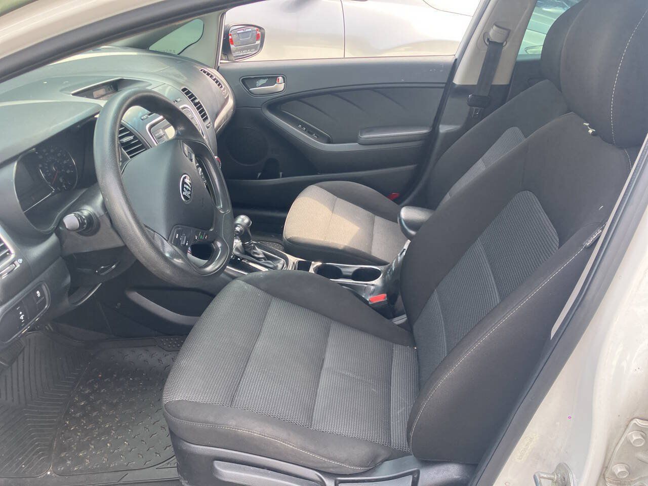 Used 2017 Kia Forte LX FWD image 4